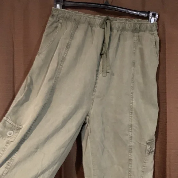 🛑 SOLD 🛑 - Olive Green Jogger Cargo Pants - Picture 2 of 12